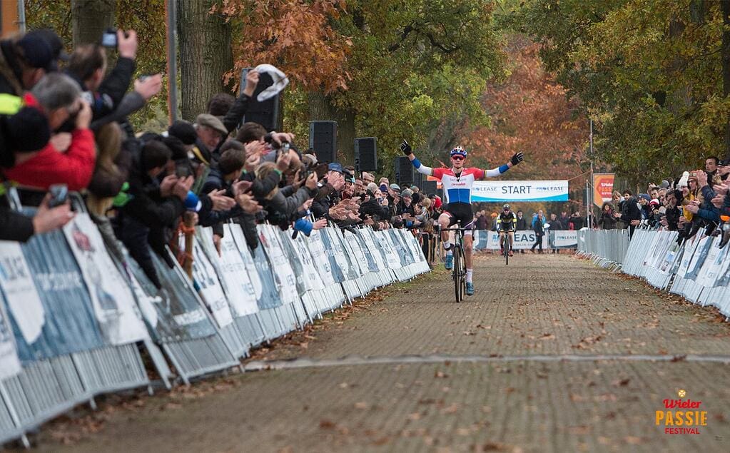 ProLease Grand Prix van Brabant Le samedi 28 octobre 2017, dans le cadre du WielerPassie Festival, le cyclocross PROLEASE Grand Prix van Brabant aura lieu pour la quatrième fois, où un peloton international de cyclistes de haut niveau est attendu. L'année dernière, Mathieu van der Poel et Sophie de Boer ont remporté la victoire. Qui remportera cette année cette course de cyclo-cross passionnante ? ProLease Grand Prix van Brabant Le samedi 28 octobre 2017, dans le cadre du WielerPassie Festival, le cyclocross PROLEASE Grand Prix van Brabant aura lieu pour la quatrième fois, où un peloton international de cyclistes de haut niveau est attendu. L'année dernière, Mathieu van der Poel et Sophie de Boer ont remporté la victoire. Qui remportera cette année cette course de cyclo-cross passionnante ?