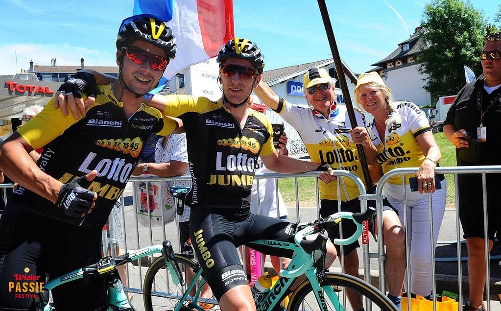 Team LottoNL - Jumbo fanday En collaboration avec Team LottoNL-Jumbo, WielerPassie organise cette année le Team LottoNL-Jumbo fanday. Le 29 octobre, les fans de l'équipe pourront participer à des ateliers, assister à des présentations et obtenir des articles officiels de l'équipe Lotto NL - Jumbo. Ils pourront également admirer les magnifiques vélos Bianchi de l'équipe. Vous avez toujours voulu rencontrer Steven Kruijswijk ? Ou vous aimeriez être pris en photo avec Dylan Groenewegen ou Robert Gesink ? Tous les coureurs et l'ensemble du personnel seront présents lors de la journée des supporters. Team LottoNL - Jumbo fanday En collaboration avec Team LottoNL-Jumbo, WielerPassie organise cette année le Team LottoNL-Jumbo fanday. Le 29 octobre, les fans de l'équipe pourront participer à des ateliers, assister à des présentations et obtenir des articles officiels de l'équipe Lotto NL - Jumbo. Ils pourront également admirer les magnifiques vélos Bianchi de l'équipe. Vous avez toujours voulu rencontrer Steven Kruijswijk ? Ou vous aimeriez être pris en photo avec Dylan Groenewegen ou Robert Gesink ? Tous les coureurs et l'ensemble du personnel seront présents lors de la journée des supporters.